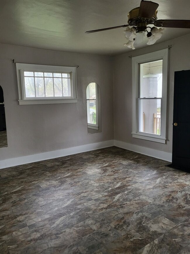 Building Photo - 2 bed 1 bath house