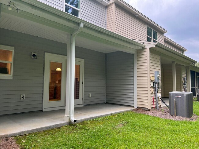 Building Photo - Coming Soon - Lovely 2 Bedroom 2.5 Bath To...