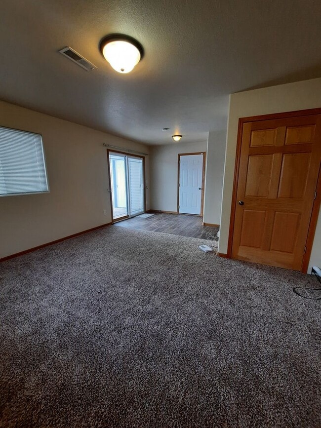 Building Photo - 3 BEDROOM | 2 BATH | TRI-LEVEL | NORTH