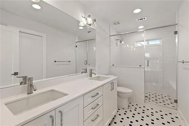 Building Photo - 610 W 33rd St