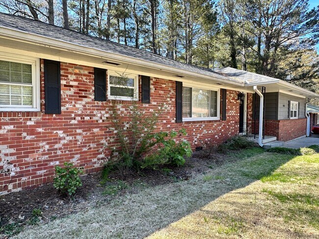 Building Photo - 3 bedroom 2 bath home in a great area filled with tons of extras you will LOVE!