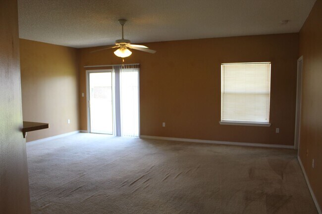 Building Photo - Spacious 3/2 Home in Sunny Hills w/ 2-Car Garage
