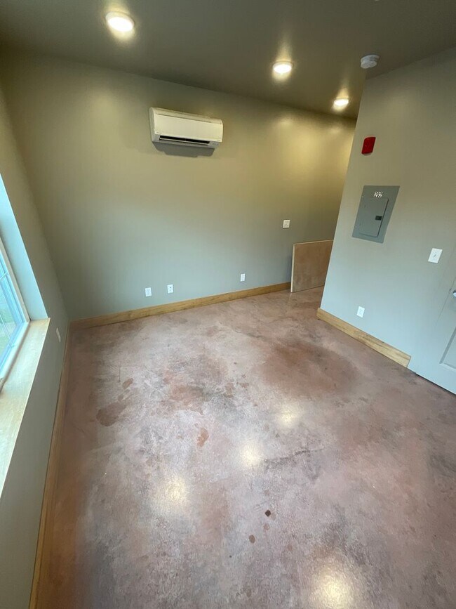 Building Photo - 608 N Dunn St