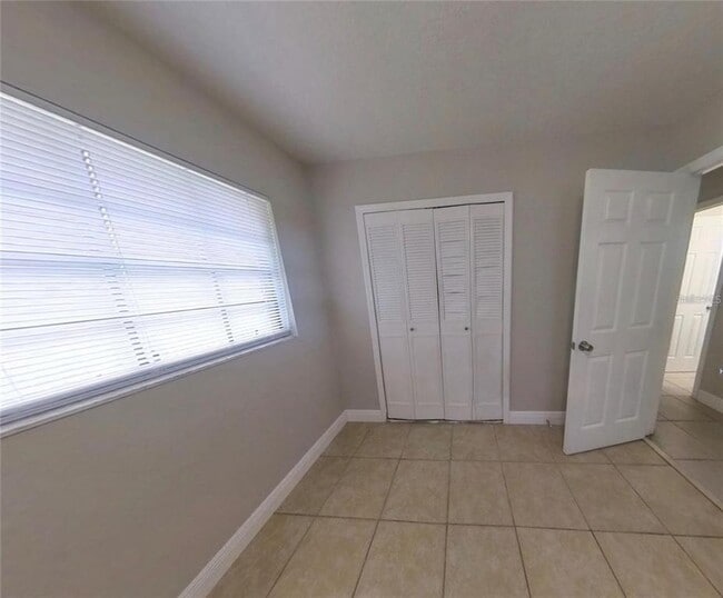 Building Photo - 210 N Lone Oak Dr