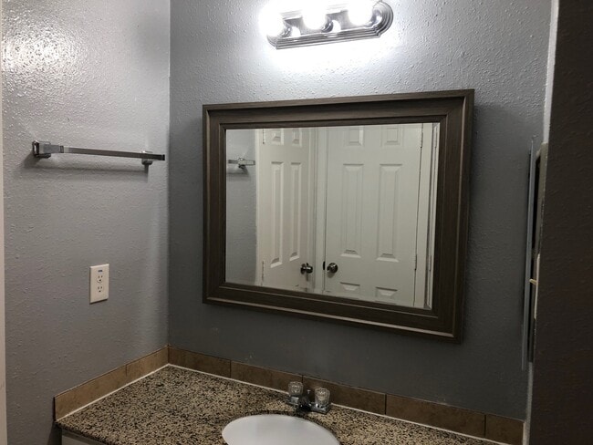 Building Photo - 716 Memorial Mews St