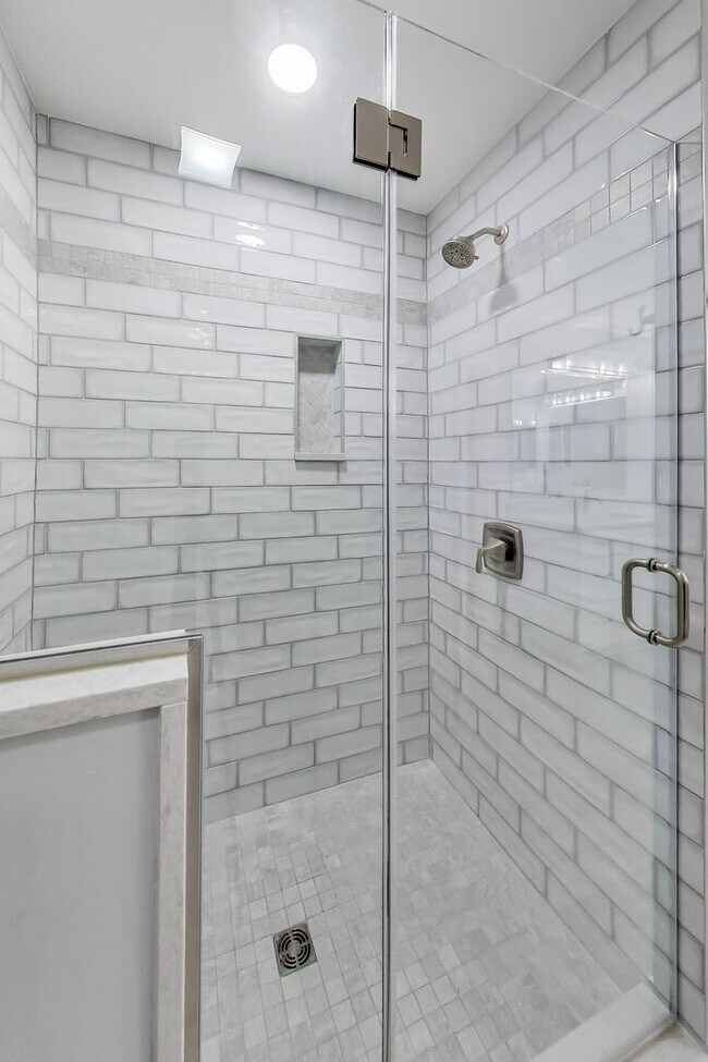 Building Photo - Spectacular 3 Bed + LOFT + 3.5 Bath- Custom Kitchen & Master Retreat w/ Beautiful Updates