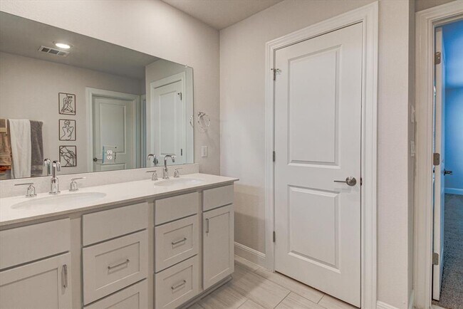 Building Photo - 15610 Ellinger Dr