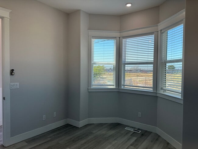 Building Photo - Gorgeous updated 2 bedroom available now!