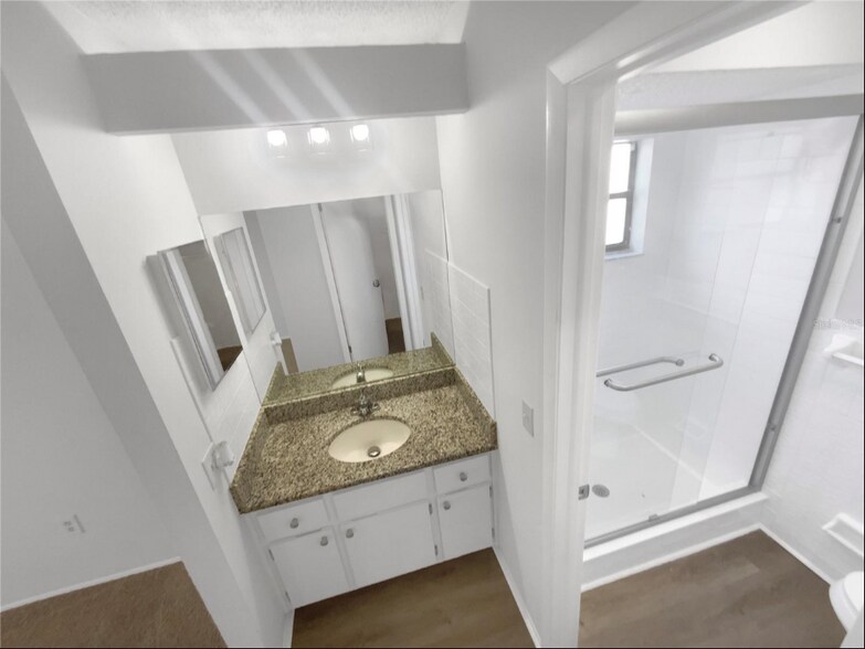 Building Photo - 7846 Cayuga Dr