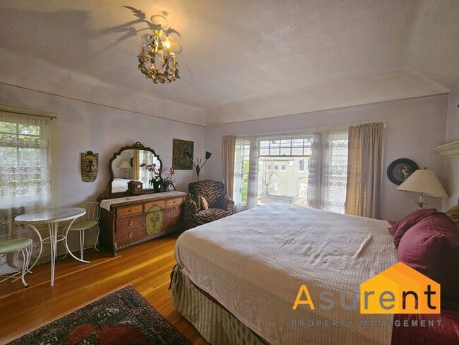 Building Photo - Charming Furnished unit close to downtown ...