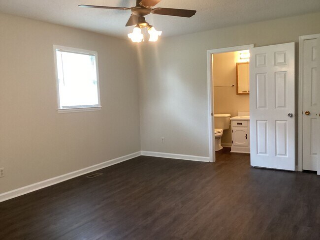 Building Photo - Lovely 3-Bedroom, 2-Bathroom Ranch