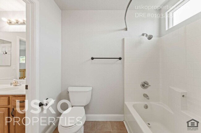 Building Photo - "Spacious 4-Bedroom Retreat with 2.5 Baths...