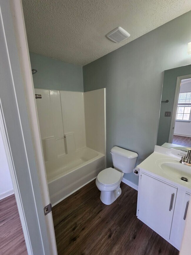 Building Photo - 2 BR 2 BA Townhose