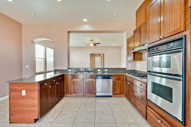 Building Photo - Spacious 3 Bedroom, 2 Bathroom Home with D...