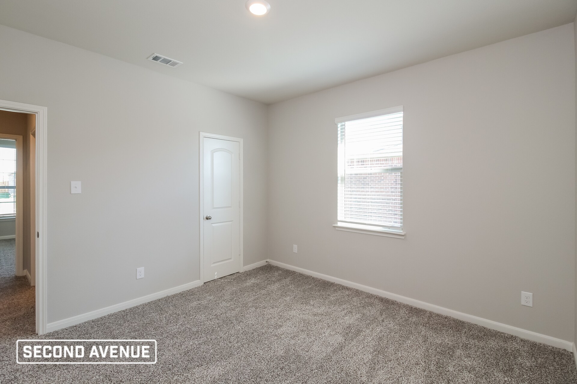 Building Photo - 2105 Meadow Dr