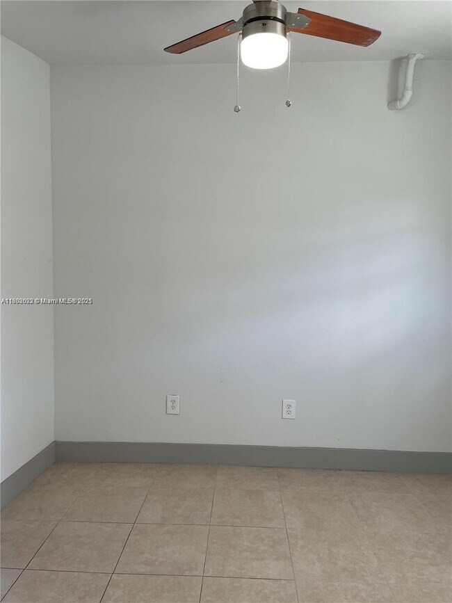 Building Photo - 736 NW 22nd Ct