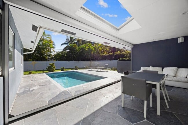 Building Photo - 930 NW 4th Ct