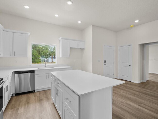 Building Photo - 5255 Farmington Ave