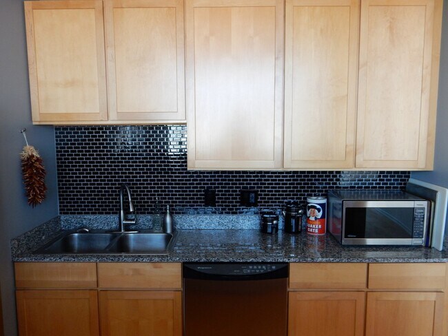 Building Photo - 1000 W Leland Ave