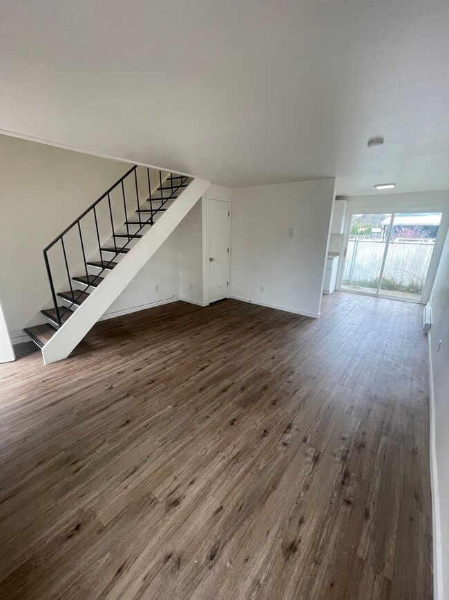 Building Photo - 2 Bedroom Town House!