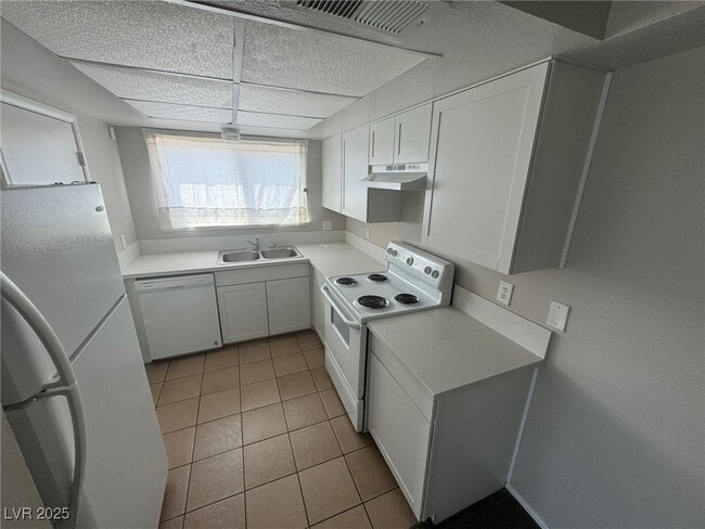 Building Photo - 575 Roxella Ln
