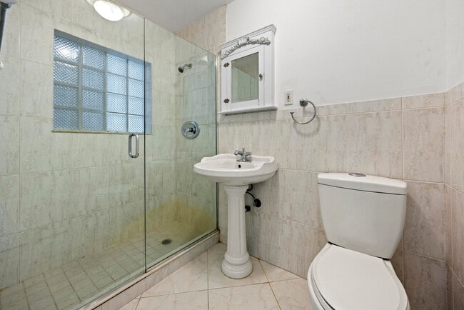 Building Photo - 1828 N Palmway