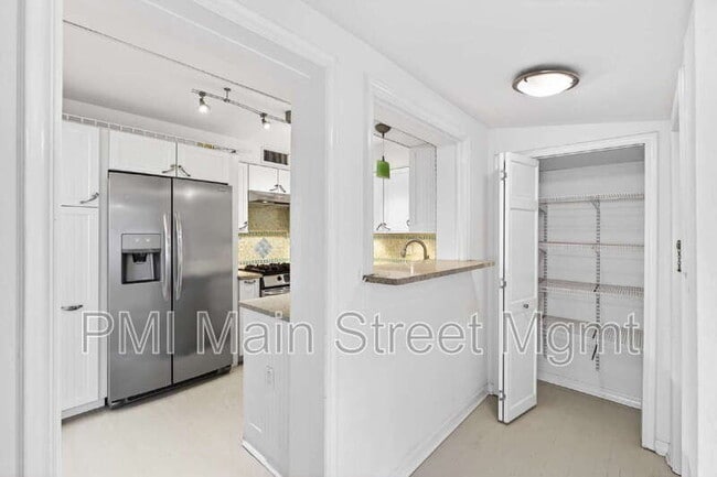 Building Photo - 413 E Miller St