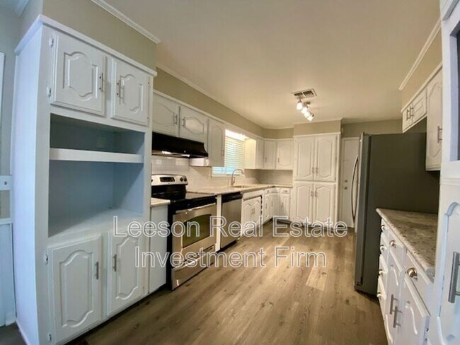 Building Photo - 845 Elmdale St