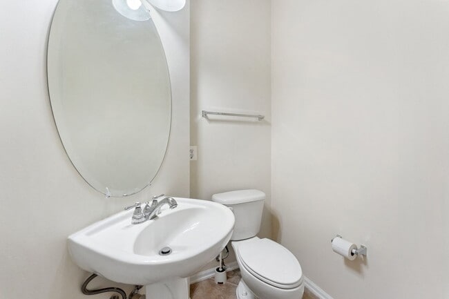 Building Photo - Commuter's Dream! Stylish 3-Bedroom Condo ...
