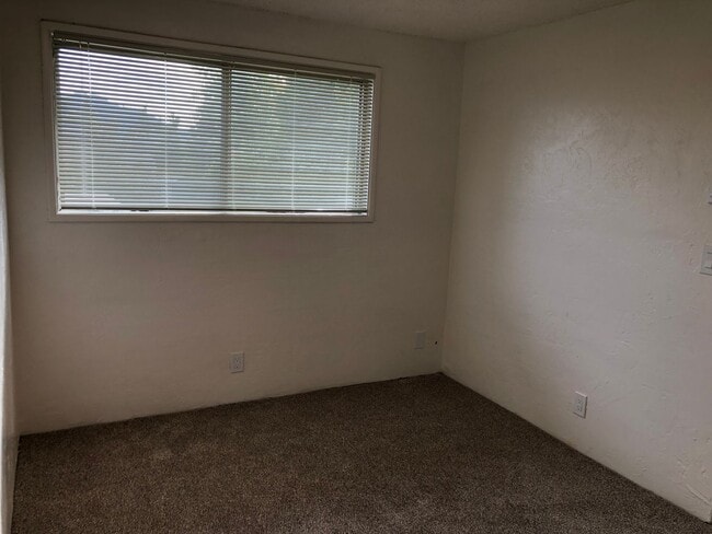 Building Photo - Updated 2 bedroom 1 1/2 bath duplex in Spr...