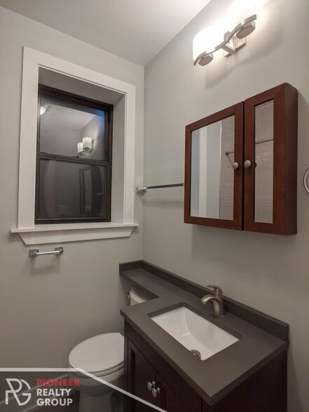 Building Photo - 835 W Wolfram St