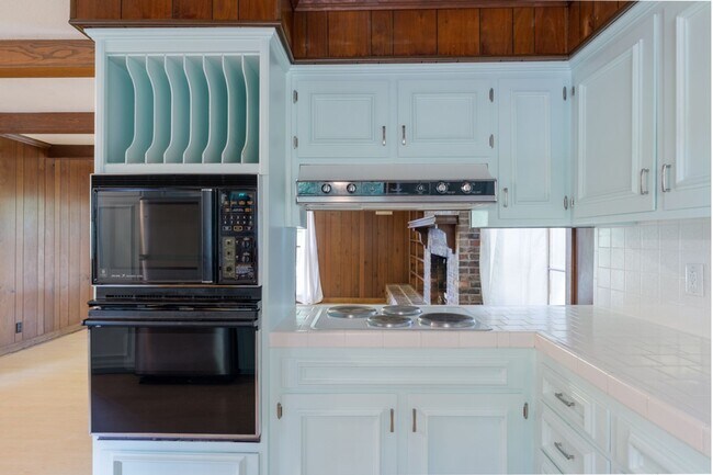 Building Photo - $500 off second full month of rent- Single...