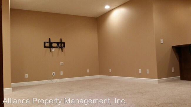 Building Photo - 5 br, 3 bath House - 8739 William Dr.
