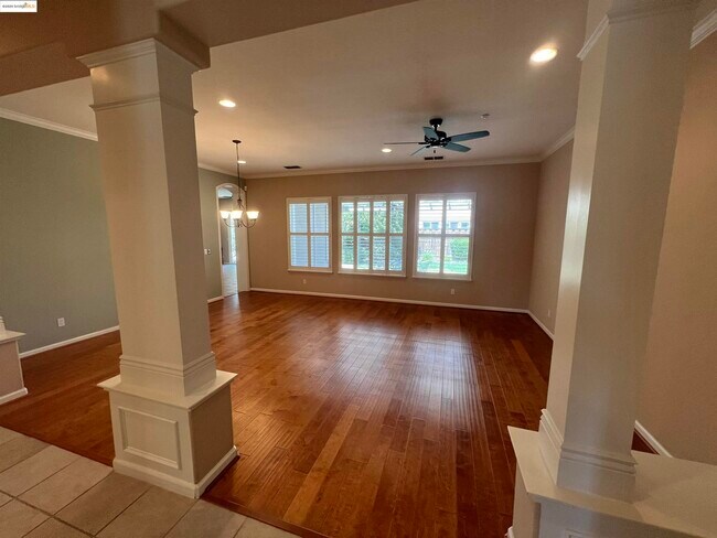 Building Photo - 613 Kenwood Dr