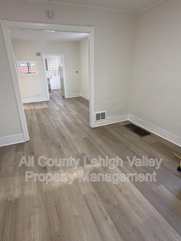 Building Photo - 326 N Fountain St