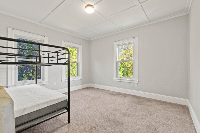 Building Photo - 912-914 Bank St