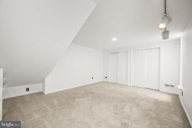 Building Photo - 267 Fox Run