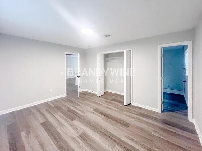 Building Photo - 324 Laurel Ln