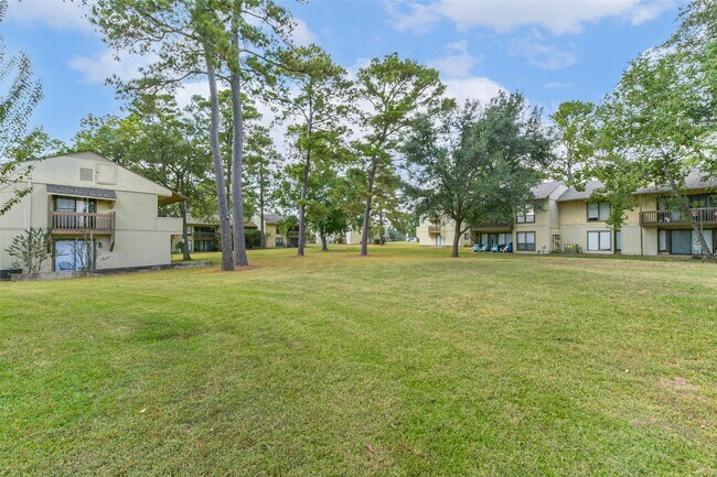 Building Photo - 15919 Golf Club Dr