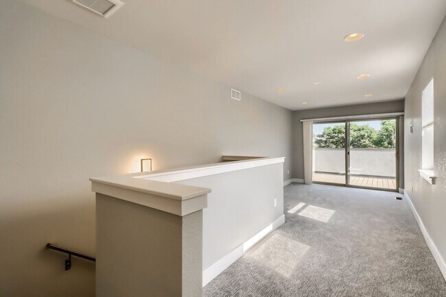 Building Photo - 3 bedroom Townhome + 2 Large Flex Spaces &...