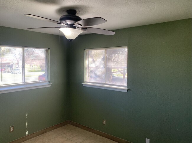 Building Photo - 212 E Valley Rd