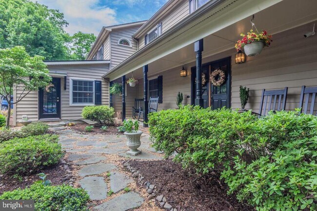 Building Photo - 607 Lancaster St