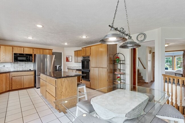 Building Photo - Stunning Home and Three Bay Shop Along Spo...