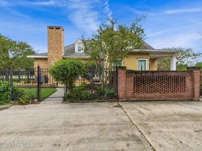 Building Photo - 523 Esplanade Dr