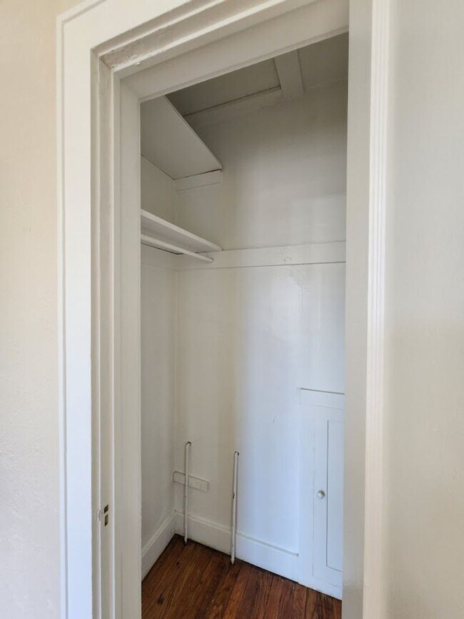 Building Photo - 2705 NW 13 - Garage Apartment