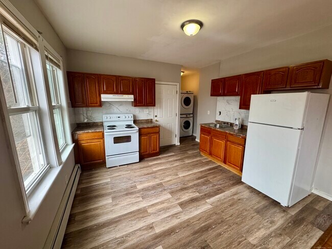 Building Photo - 67 Judson St