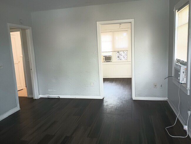 Building Photo - Charming 2-Bedroom Apartment Near Downtown...