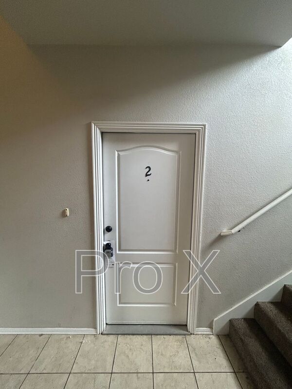 Building Photo - 2670 N Valencia Ave