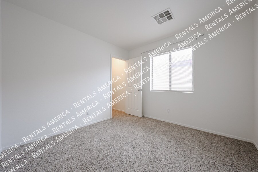 Building Photo - 1295 E Leaf Rd