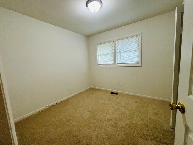 Building Photo - 215 Freestone Dr
